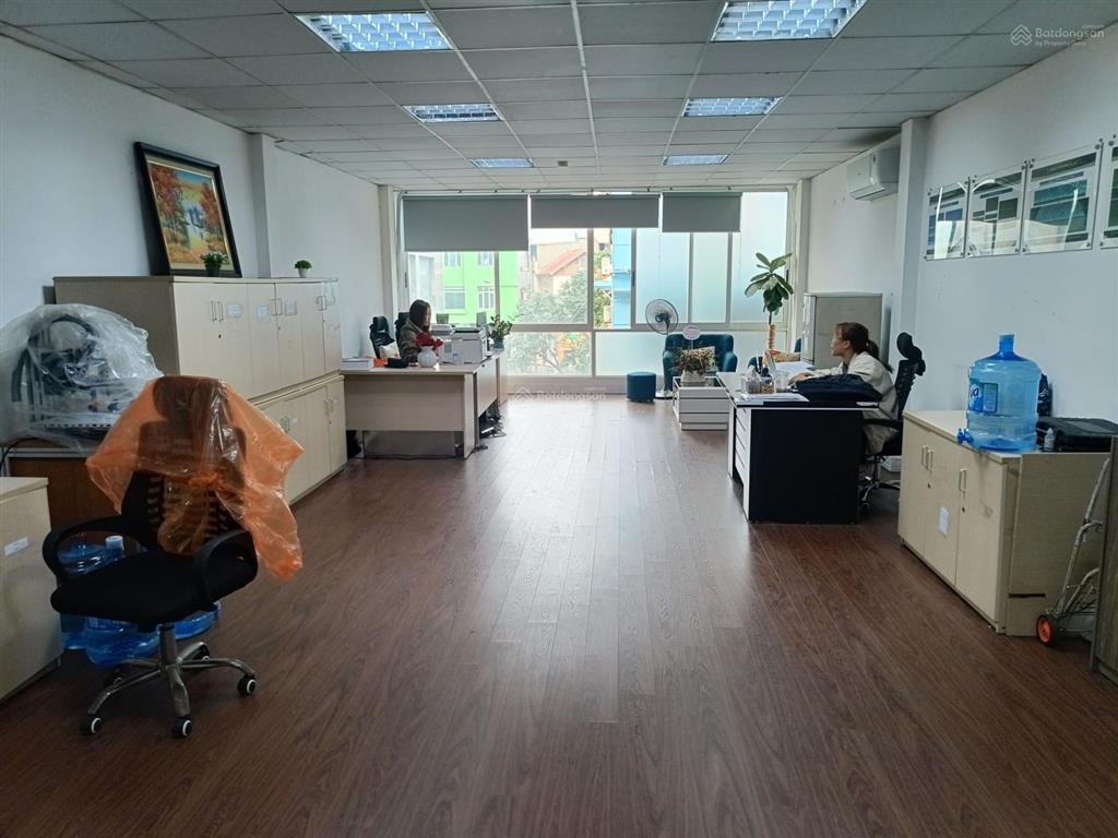 Cho thuê nhà trần vỹ	dt 70m, 7 tầng, mt 5m, thông sàn, thang máy + vs cuối, có đh	, nhà đẹp giá 43