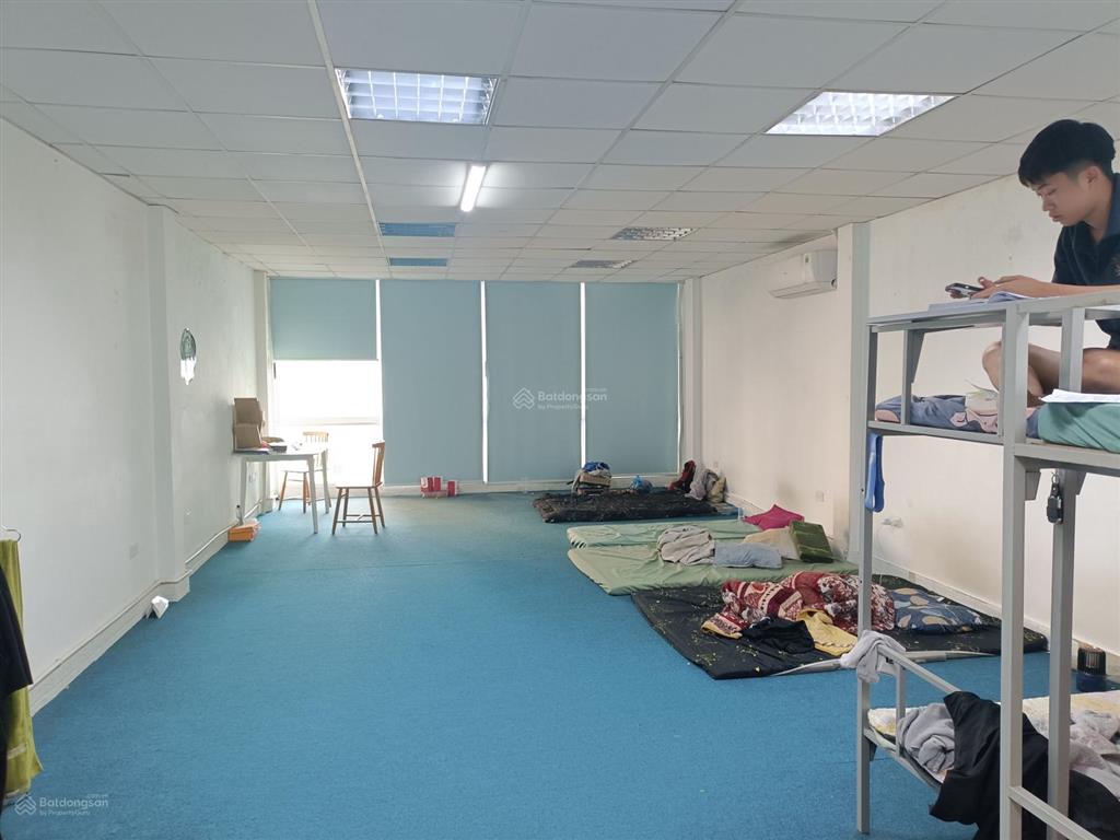 Cho thuê nhà trần vỹ	dt 70m, 7 tầng, mt 5m, thông sàn, thang máy + vs cuối, có đh	, nhà đẹp giá 43