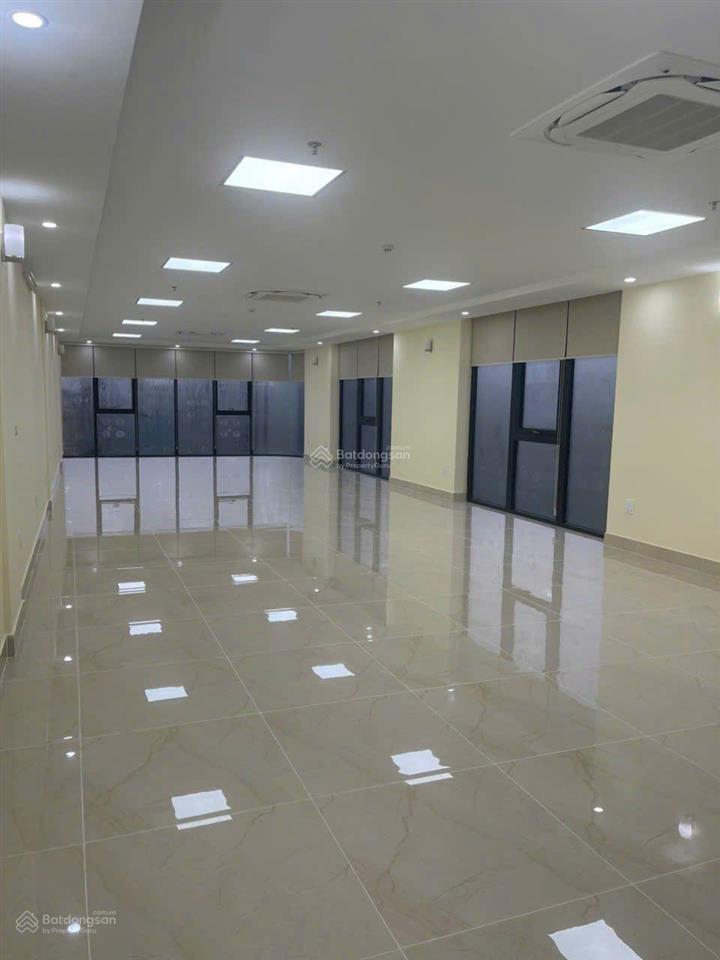 Cho thuê nhà trần vỹ	dt 70m, 7 tầng, mt 5m, thông sàn, thang máy + vs cuối, có đh	, nhà đẹp giá 43