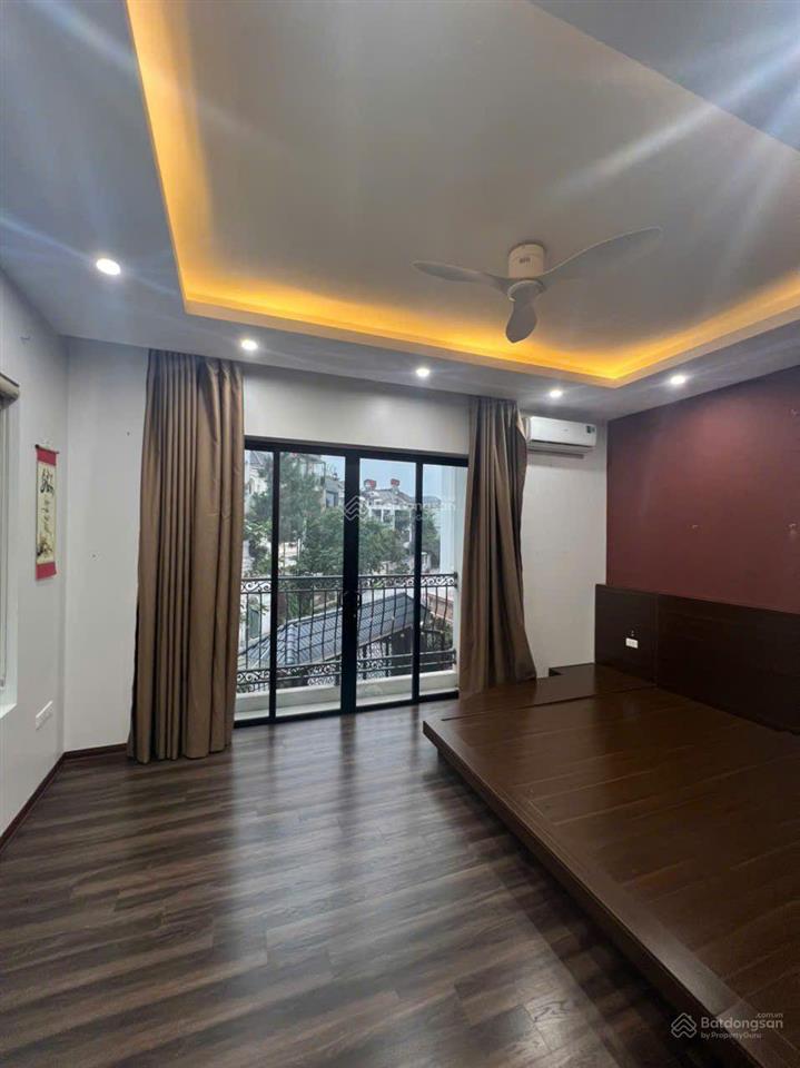 Cho thuê nhà tp giao lưu dt 240 m căn góc, 3 tầng, 1 tum, mt 24m, chia 2 phòng tầng điều hòa, nl