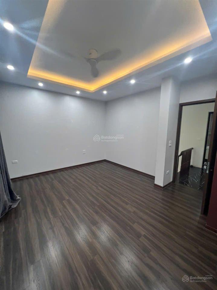 Cho thuê nhà tp giao lưu dt 240 m căn góc, 3 tầng, 1 tum, mt 24m, chia 2 phòng tầng điều hòa, nl