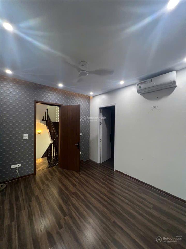 Cho thuê nhà tp giao lưu dt 240 m căn góc, 3 tầng, 1 tum, mt 24m, chia 2 phòng tầng điều hòa, nl
