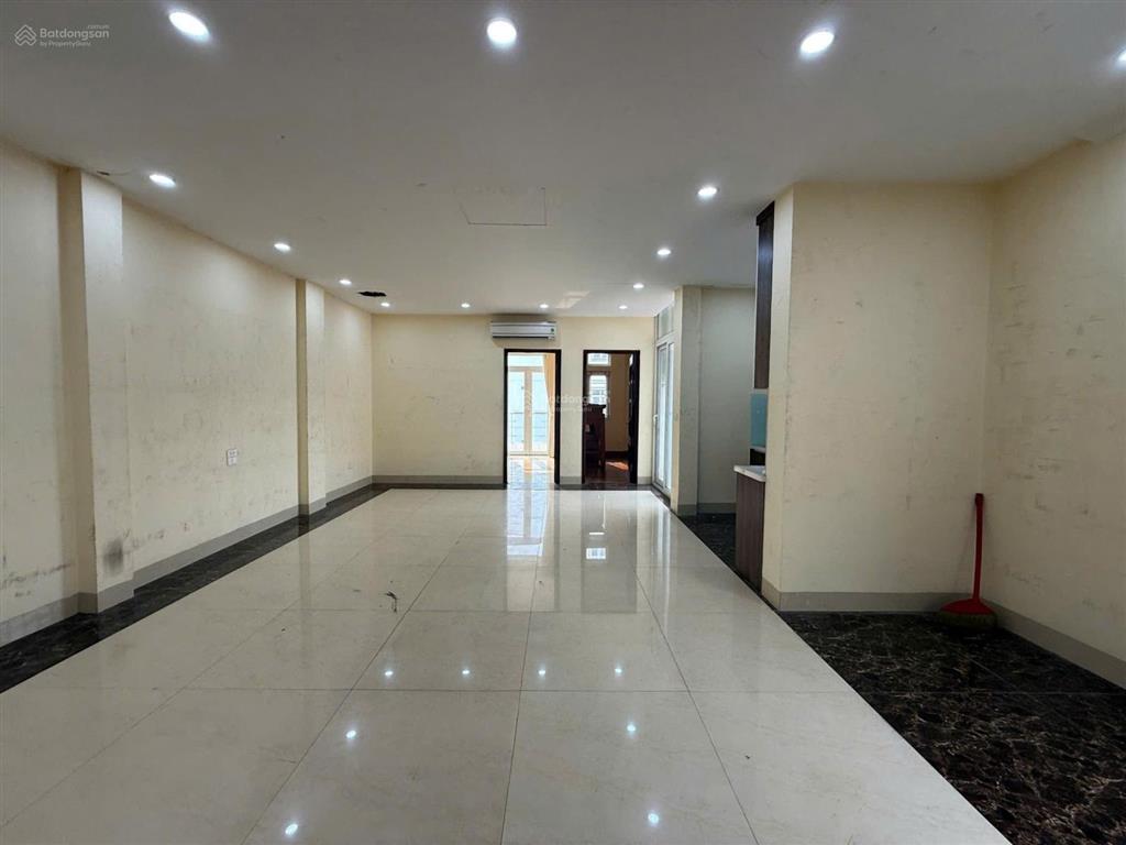 Cho thuê nhà trần quốc hoàn,
dt 60 m2, 6 nổi, 1 hầm, mt 5 m
các tầng thông sàn.thang máy.điều hòa