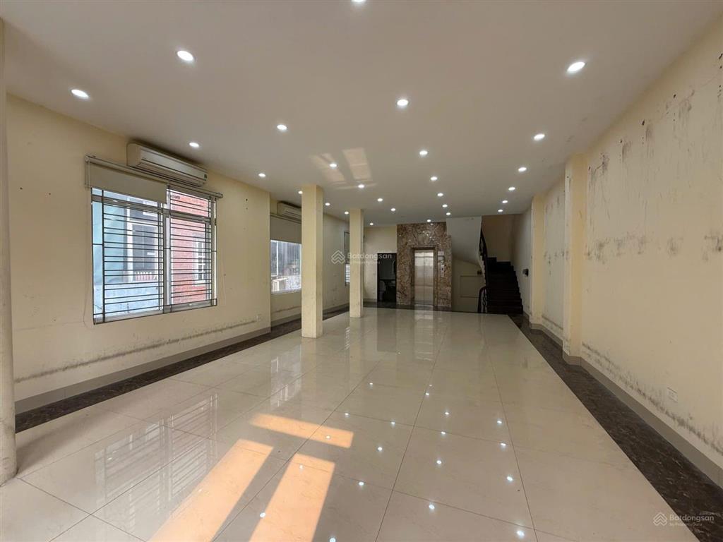 Cho thuê nhà trần quốc hoàn,
dt 60 m2, 6 nổi, 1 hầm, mt 5 m
các tầng thông sàn.thang máy.điều hòa