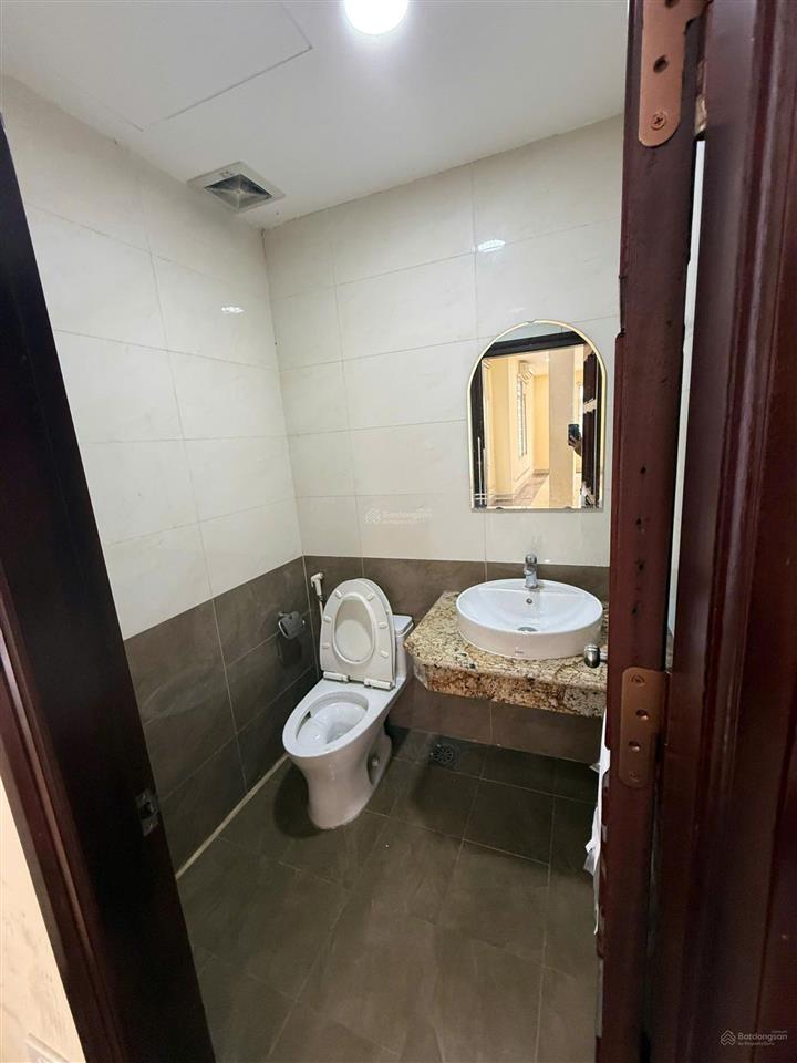 Cho thuê nhà trần quốc hoàn,
dt 60 m2, 6 nổi, 1 hầm, mt 5 m
các tầng thông sàn.thang máy.điều hòa