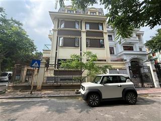 Cho thuê nhà biệt thự phạm văn đồng dt 220 m, 4 tầng, mt 12m, t1 thông sàn, thang máy điều hòa