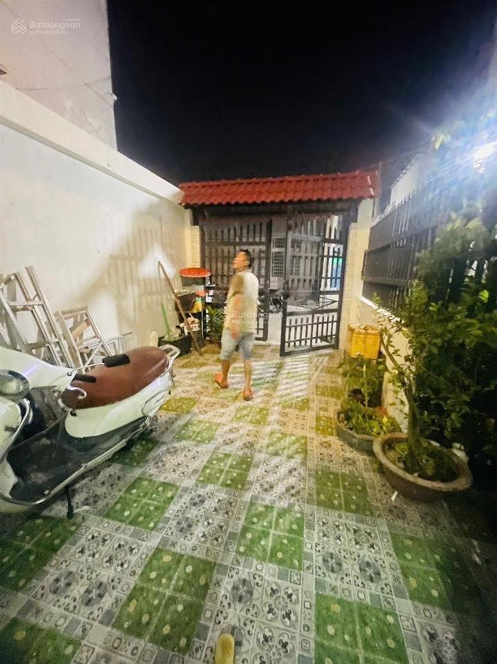 Bán nhà 5.5 tỷ 2 tầng 2 phòng ngủ , 2wc, có sân thượng đất 67.5m2 xe hơi tới nhà