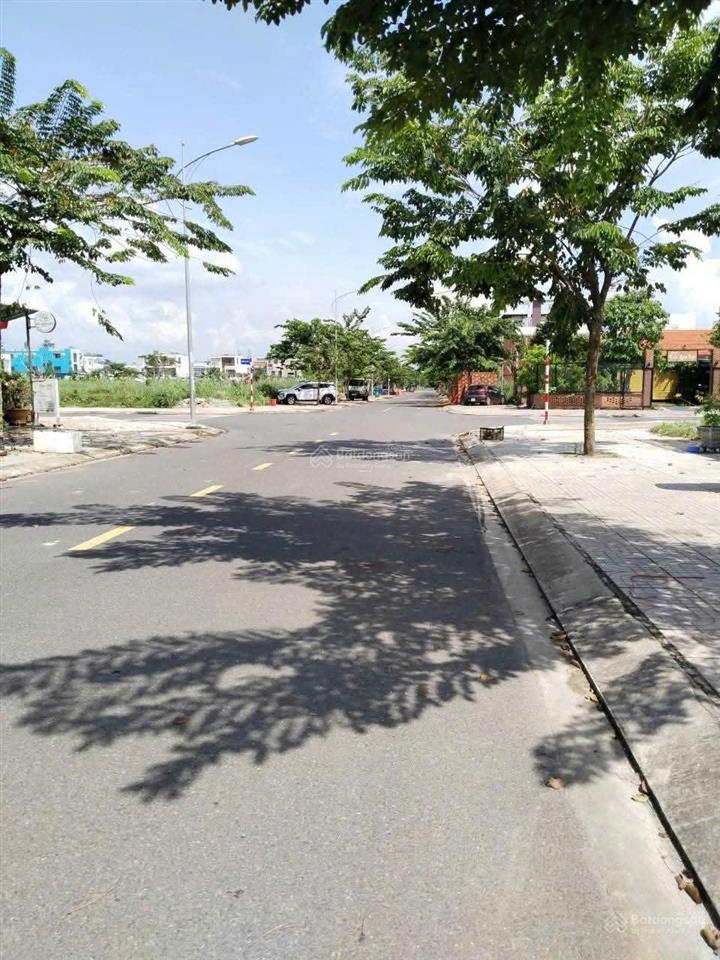 Tdc sân bay lt , hàng ôm chủ lô 80m2 , đường thông dể kinh doanh buôn bán, giá 2 tỷ 5 , shr !