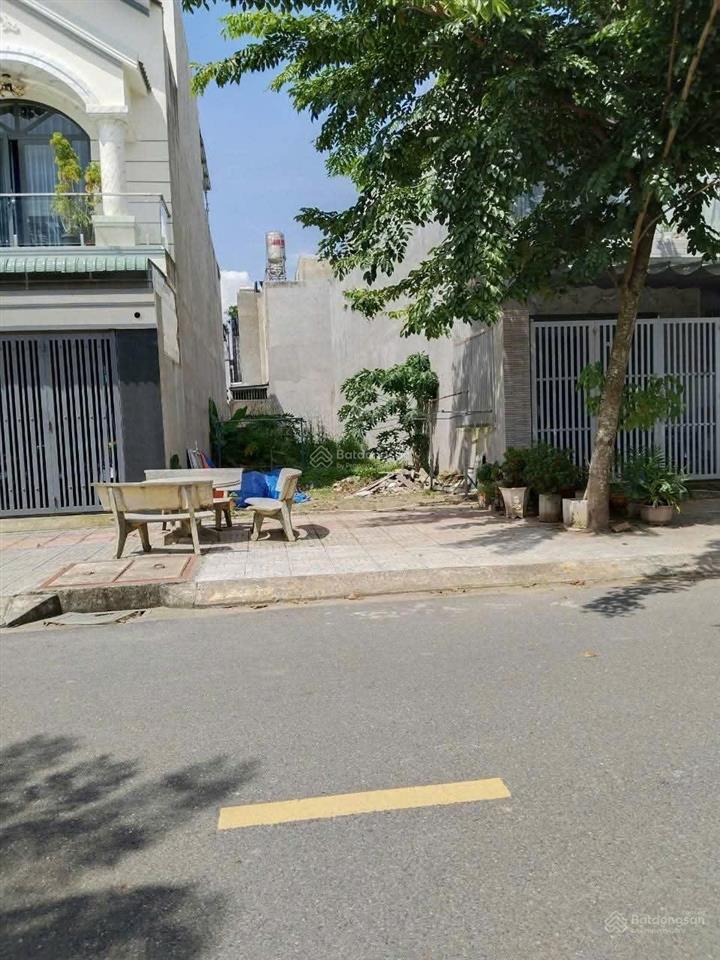 Tdc sân bay lt , hàng ôm chủ lô 80m2 , đường thông dể kinh doanh buôn bán, giá 2 tỷ 5 , shr !