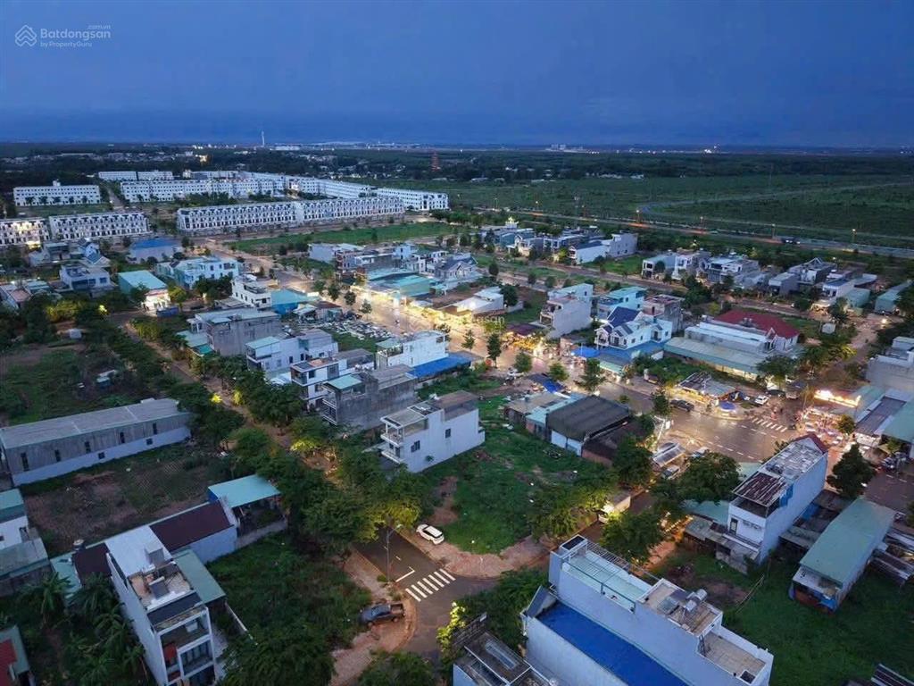 Tdc sân bay lt , hàng ôm chủ lô 80m2 , đường thông dể kinh doanh buôn bán, giá 2 tỷ 5 , shr !