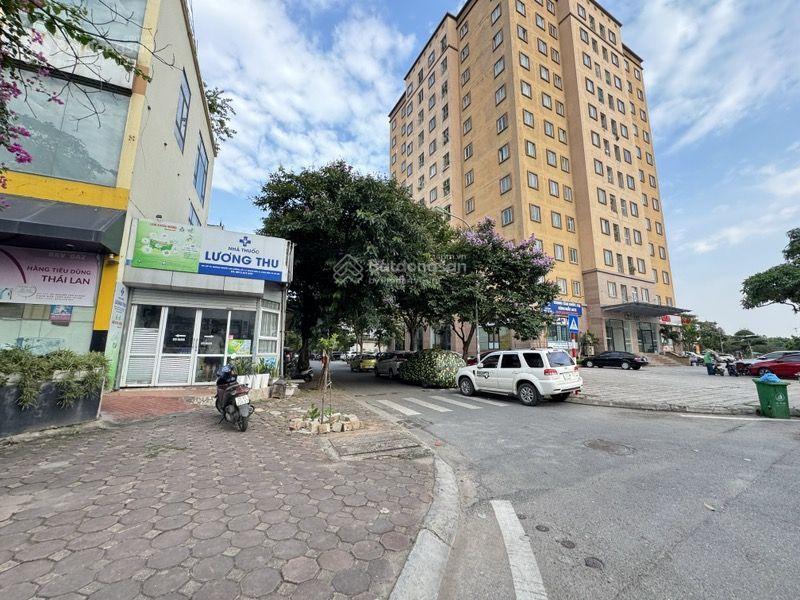 Giang biên mặt phố vip vỉa hè kinh doanh sầm uất ,