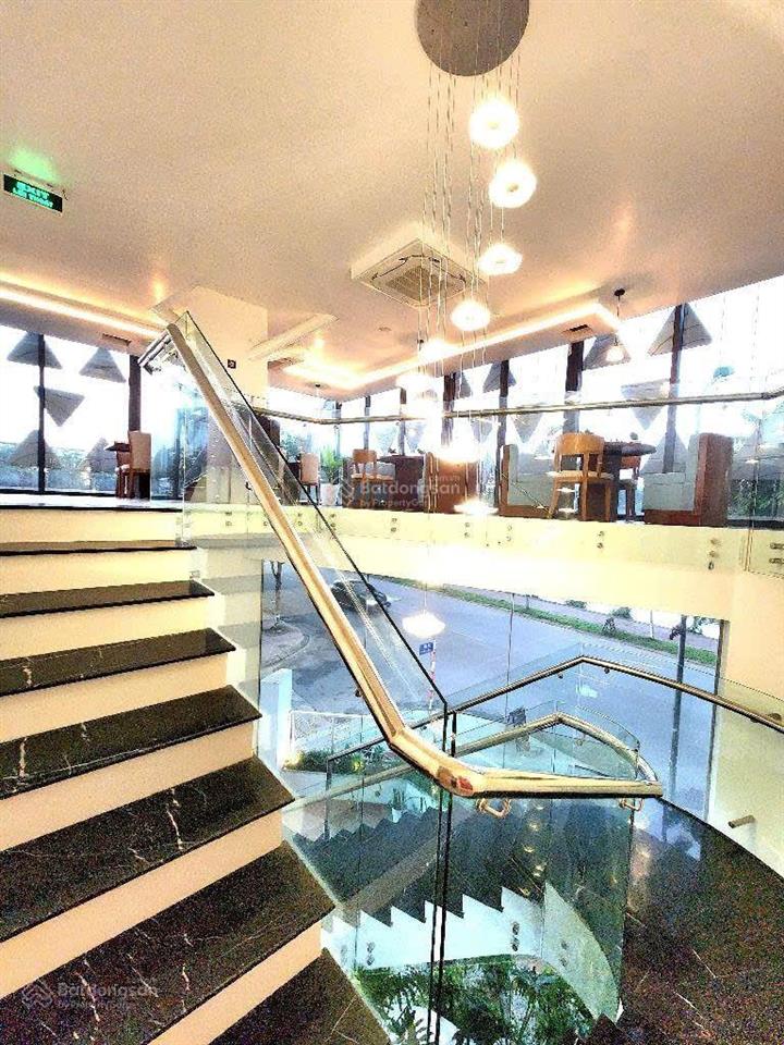 Siêu phẩm mặt phố lâm hạ view hồ 7 tầng thang máy diện tích khủng 300m2 mặt tiền rộng ,