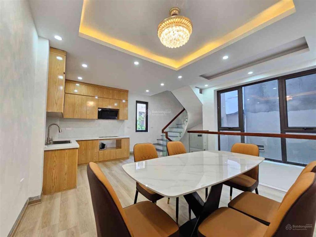 Ngọc lâm 82m2  6 tầng thang máy  phân lô vip  gara 2 ô tô 7 chỗ