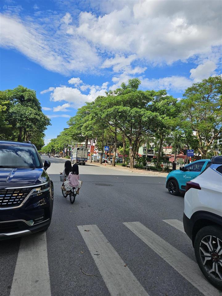 Thạch bàn bán đất 50m2 tặng nhà c4 dòng tiền lô góc ô tô thông