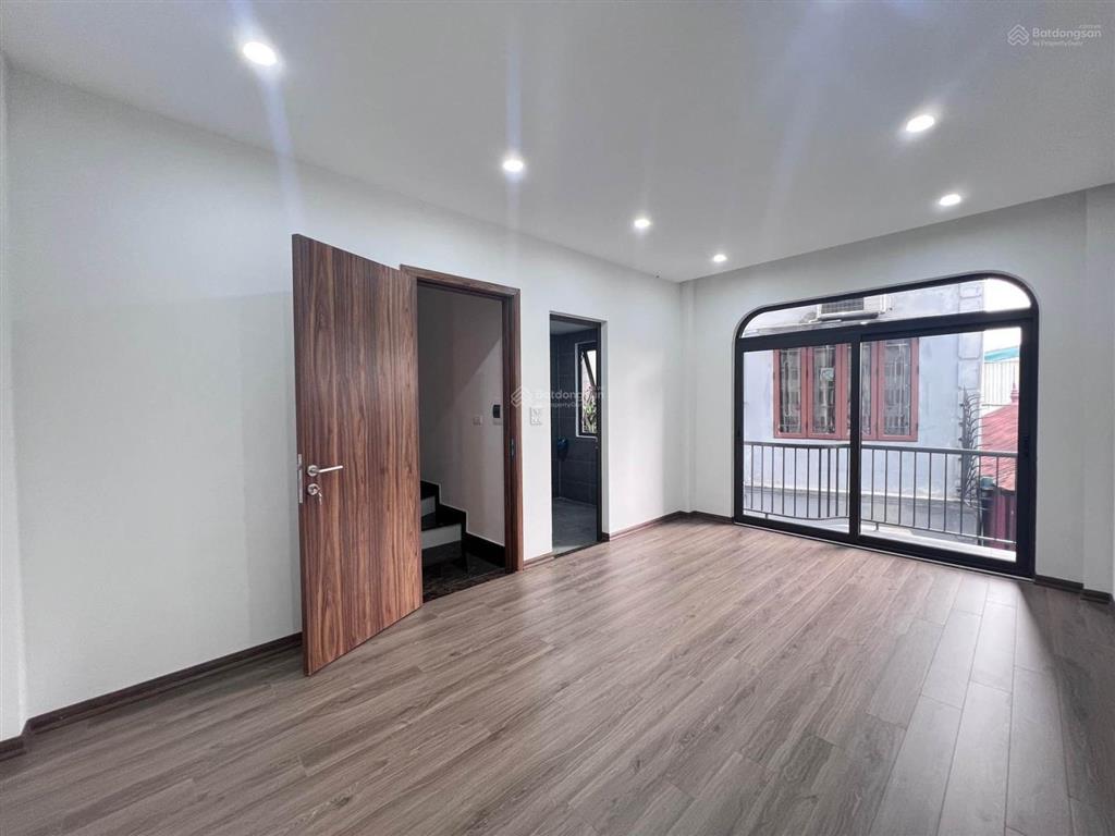 Việt hưng nhà xây mới 5 tầng ngõ thông chỉ 8,1 tỷ