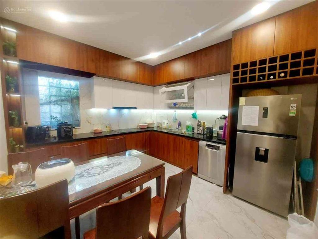 Việt hưng nhà xây mới 5 tầng ngõ thông chỉ 8,1 tỷ