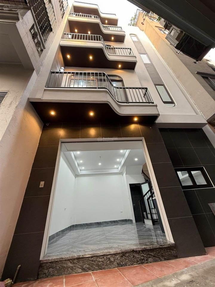 Việt hưng nhà xây mới 5 tầng ngõ thông chỉ 8,1 tỷ