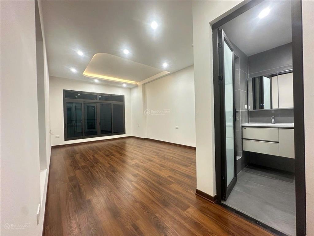 Việt hưng hiếm phân khúc nhỉnh 8 tỷ 6 tầng thang máy gara ô tô.