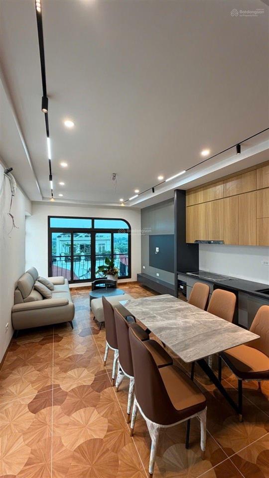 Việt hưng hiếm phân khúc nhỉnh 8 tỷ 6 tầng thang máy gara ô tô.
