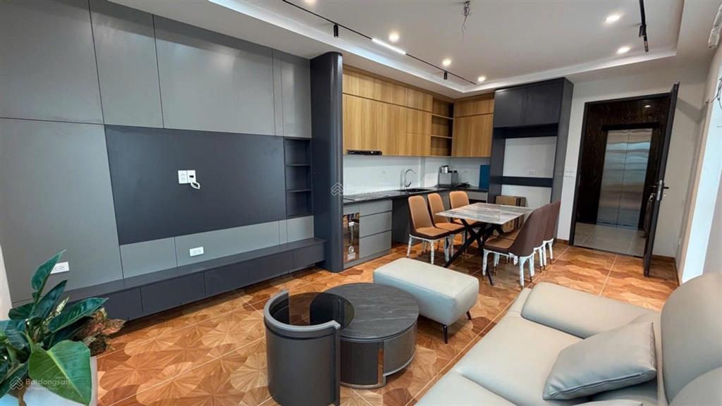 Việt hưng hiếm phân khúc nhỉnh 8 tỷ 6 tầng thang máy gara ô tô.
