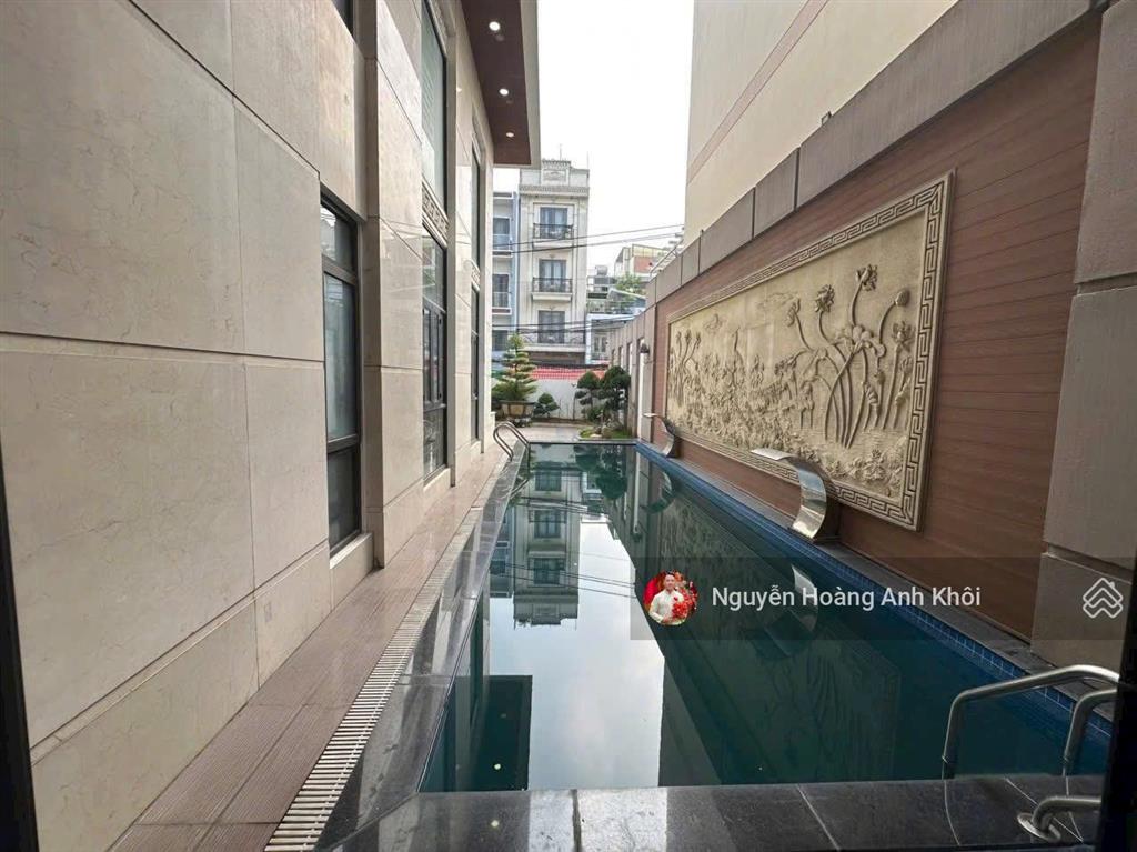 Toà nhà biệt thự bề thế cách 500m ra ga metro bình thái