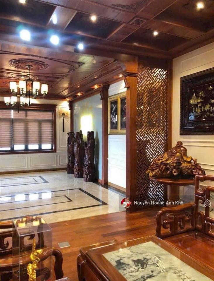 Toà nhà biệt thự bề thế cách 500m ra ga metro bình thái