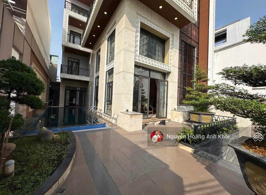 Toà nhà biệt thự bề thế cách 500m ra ga metro bình thái