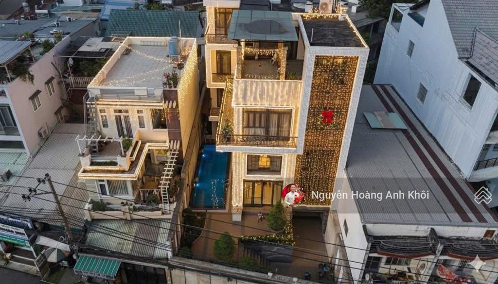 Toà nhà biệt thự bề thế cách 500m ra ga metro bình thái