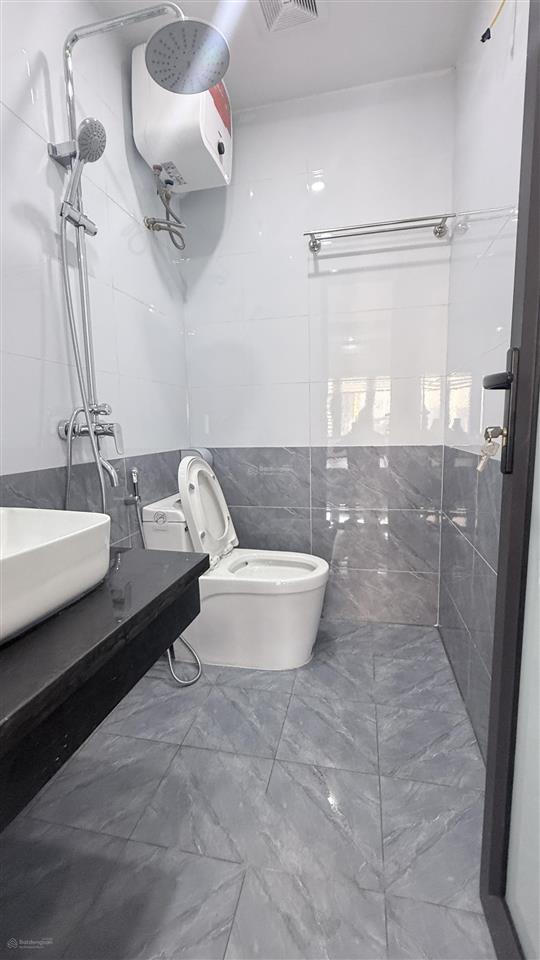 Cho thuê căn hộ dịch vụ 1pn, 1wc, 18m2, giá 6,1 triệu ở bạch mai, ngõ to ra phố chỉ 20m.ngay chợ mơ