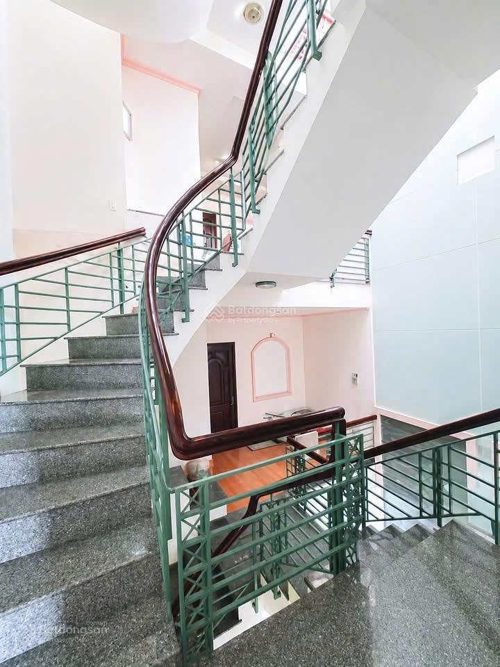 Bán gấp nhà mới 4 tầng, 104m2, 5x21m, vuông vức đẹp tại trung tâm quận 2 giá rất tốt 0908 526 ***