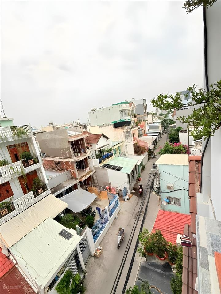 Nhà phố ngay nguyễn văn linh, quận 7  ngang 4m, 4pn, ban công sáng, gara xe hơi