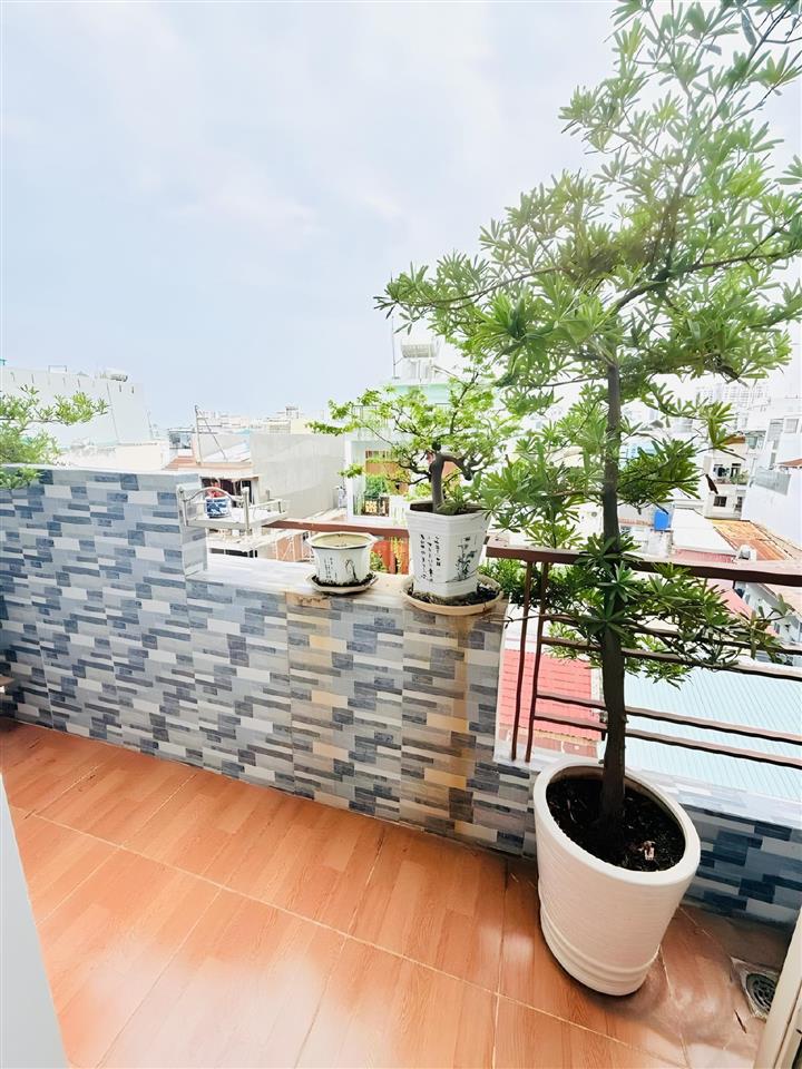 Nhà phố ngay nguyễn văn linh, quận 7  ngang 4m, 4pn, ban công sáng, gara xe hơi