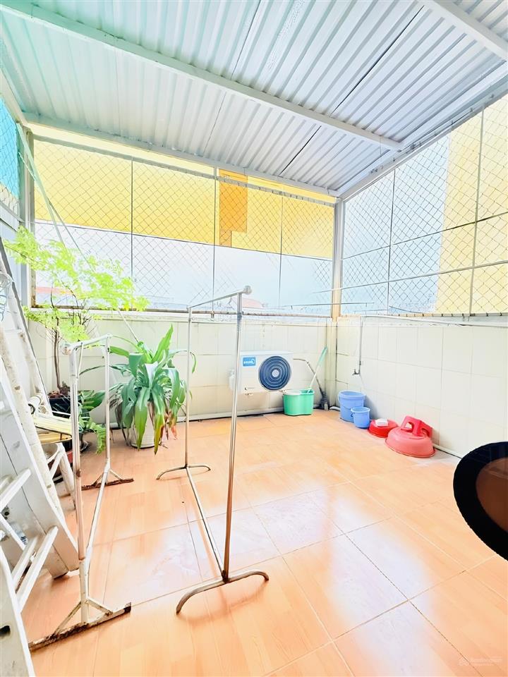 Nhà phố ngay nguyễn văn linh, quận 7  ngang 4m, 4pn, ban công sáng, gara xe hơi