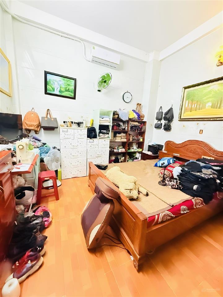 Nhà phố ngay nguyễn văn linh, quận 7  ngang 4m, 4pn, ban công sáng, gara xe hơi