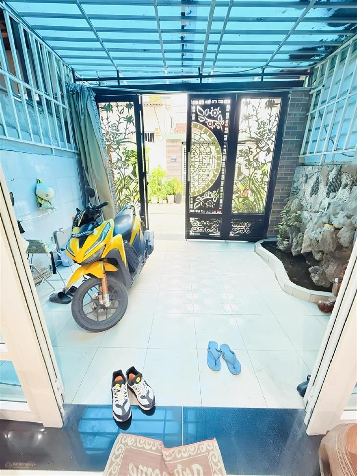 Nhà phố ngay nguyễn văn linh, quận 7  ngang 4m, 4pn, ban công sáng, gara xe hơi