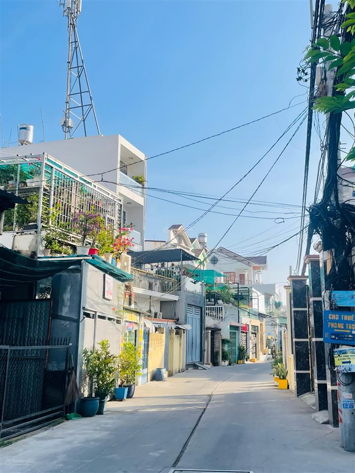 Nhà phố ngay nguyễn văn linh, quận 7  ngang 4m, 4pn, ban công sáng, gara xe hơi