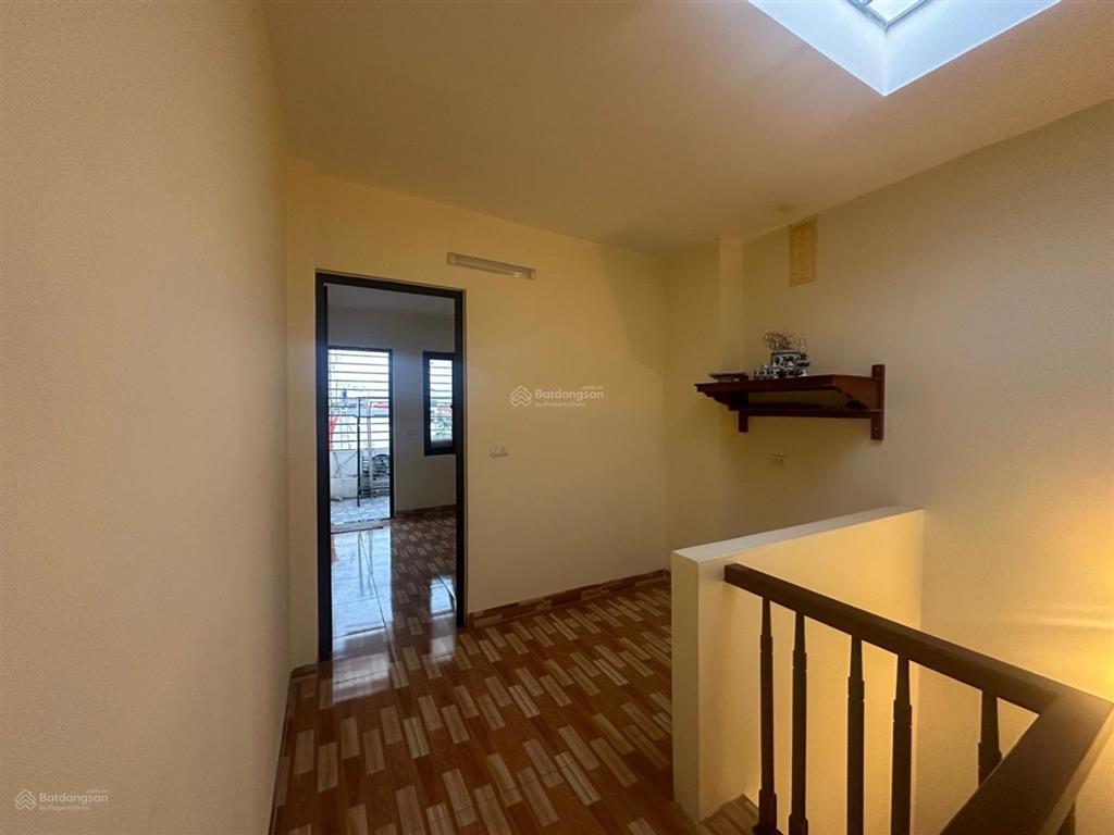 Nhỉnh 5 tỷ chút có nhà 5 tầng 35m2 mới coong ô tô đỗ cửa gần cầu thanh trì, gần chợ trường ,vin 1