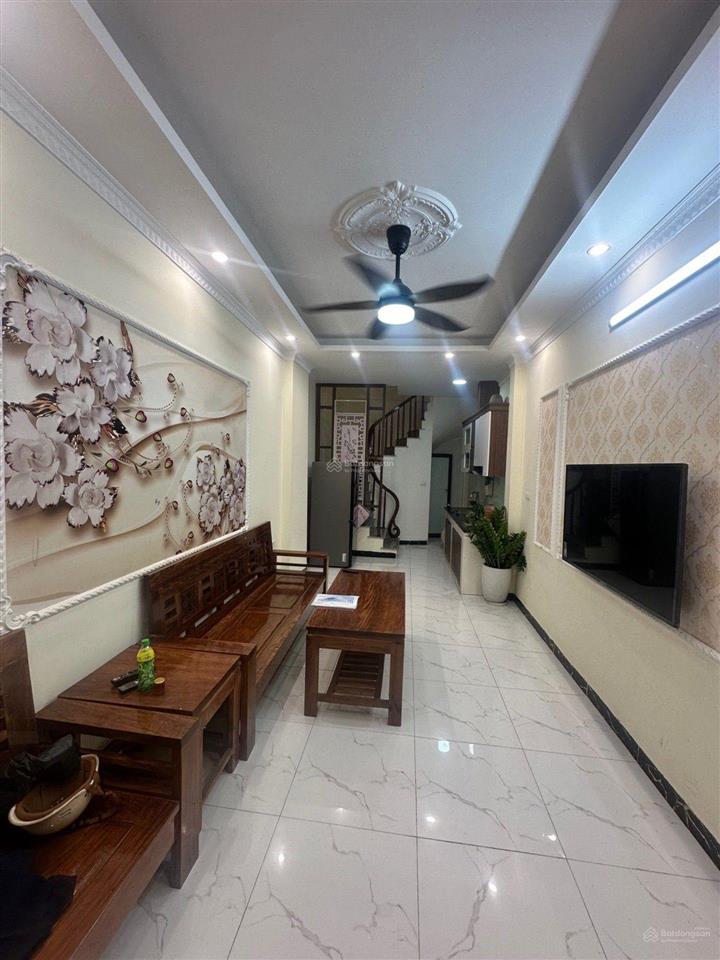 Nhỉnh 5 tỷ chút có nhà 5 tầng 35m2 mới coong ô tô đỗ cửa gần cầu thanh trì, gần chợ trường ,vin 1