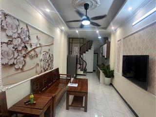 Nhỉnh 5 tỷ chút có nhà 5 tầng 35m2 mới coong ô tô đỗ cửa gần cầu thanh trì, gần chợ trường ,vin 1
