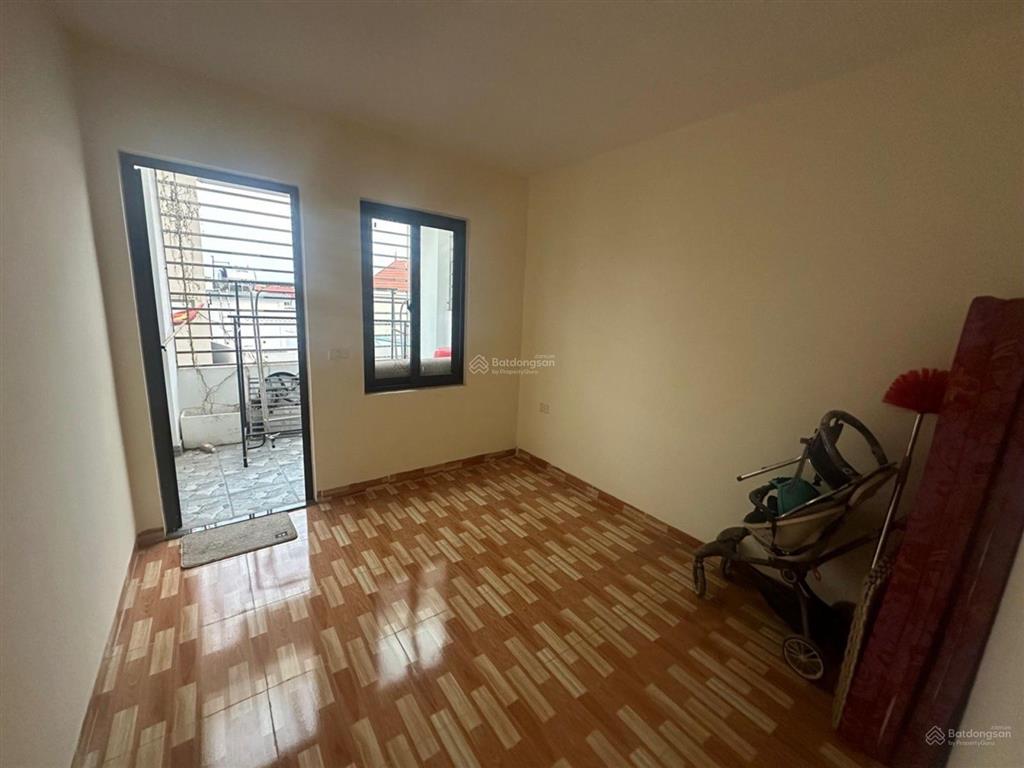 Nhỉnh 5 tỷ chút có nhà 5 tầng 35m2 mới coong ô tô đỗ cửa gần cầu thanh trì, gần chợ trường ,vin 1