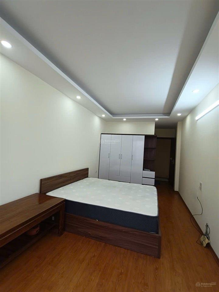 Nhỉnh 5 tỷ chút có nhà 5 tầng 35m2 mới coong ô tô đỗ cửa gần cầu thanh trì, gần chợ trường ,vin 1