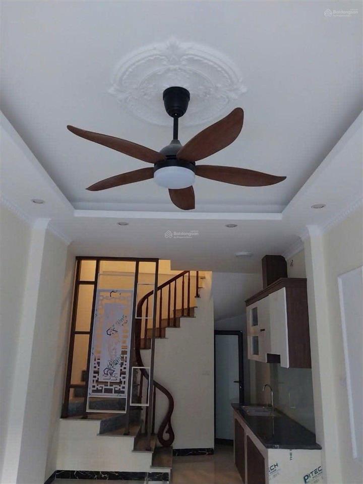 Nhỉnh 5 tỷ chút có nhà 5 tầng 35m2 mới coong ô tô đỗ cửa gần cầu thanh trì, gần chợ trường ,vin 1