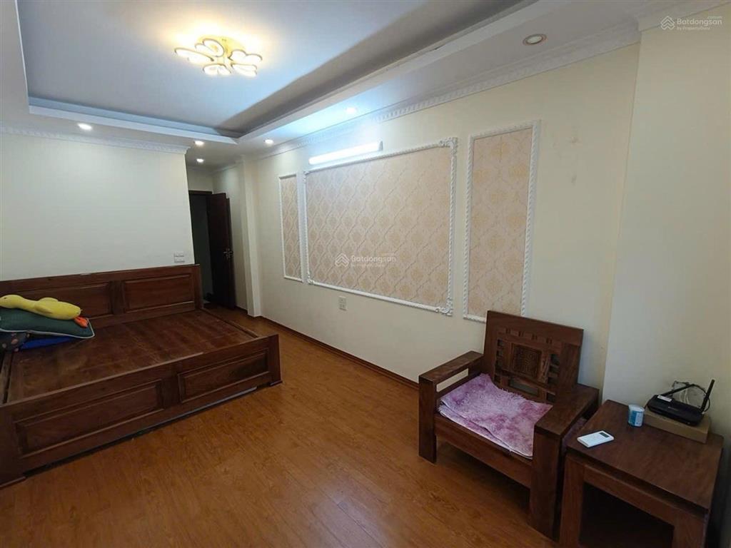 Nhỉnh 5 tỷ chút có nhà 5 tầng 35m2 mới coong ô tô đỗ cửa gần cầu thanh trì, gần chợ trường ,vin 1