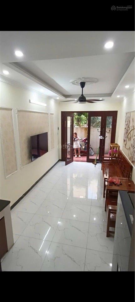 Nhỉnh 5 tỷ chút có nhà 5 tầng 35m2 mới coong ô tô đỗ cửa gần cầu thanh trì, gần chợ trường ,vin 1
