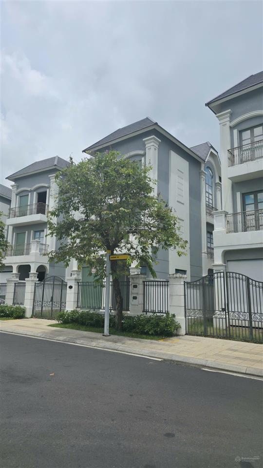 Bán căn biệt thự đơn lập giá 33 tỷ, căn trước mặt là công viên, trục đường thông