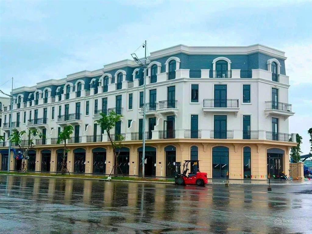 Căn nhà phố 100 m2, ngang 5 mét, dài 20 mét, giá 13,4 tỷ, nhìn trọn hồ lagoon