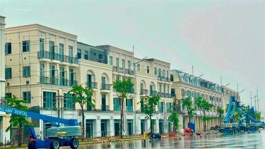 Căn nhà phố 100 m2, ngang 5 mét, dài 20 mét, giá 13,4 tỷ, nhìn trọn hồ lagoon