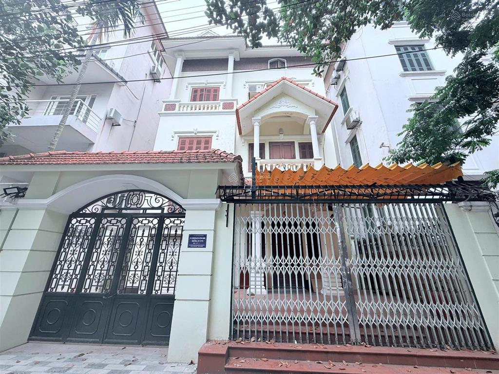 Cho thuê biệt thự khu vườn đào giá ưu đãi 50 triệu, 150m2 tại lạc long quân, thụy khuê, tây hồ