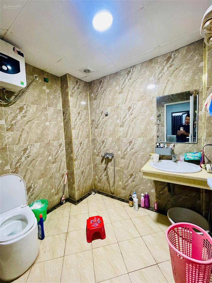 Bán gấp nhà ngõ tam trinh 30m ra ô tô, 64,6m2 sử dụng cả sân chung  5 tầng mt 4,8m 6 tỷ