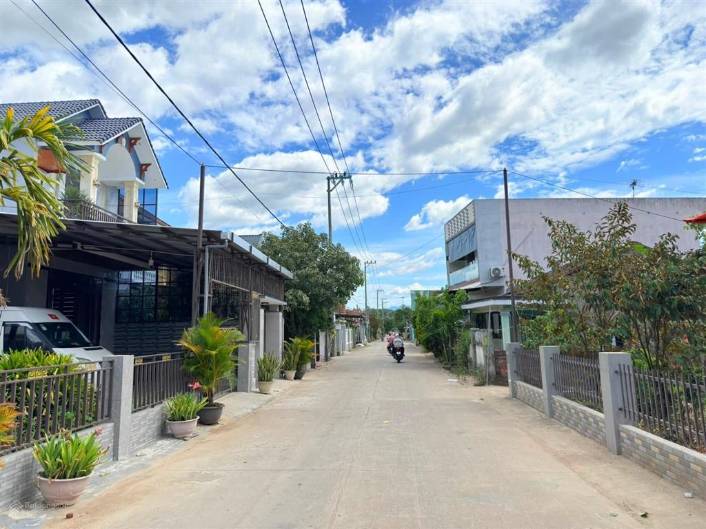 Hòa tiến gần chợ lệ trạch 120m2 ngang 6m đường 5m sẵn sổ